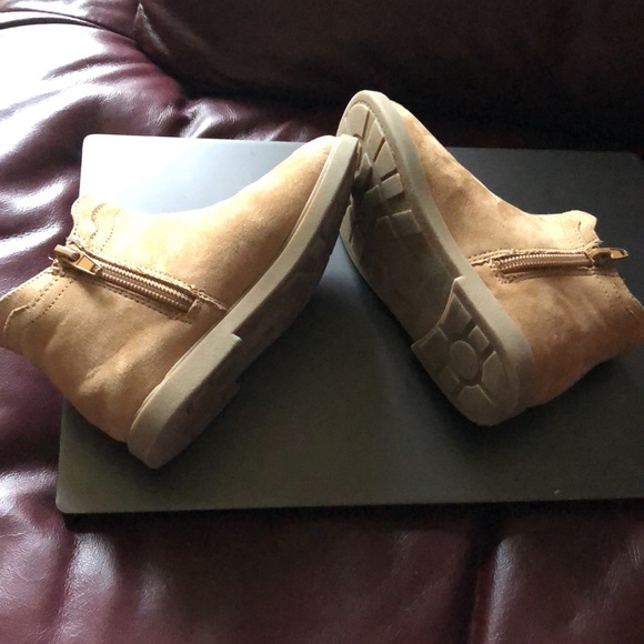 Tucker + Tate. Nova Chelsea Bootie A convenient side zip closure and elastic - Picture 2 of 3